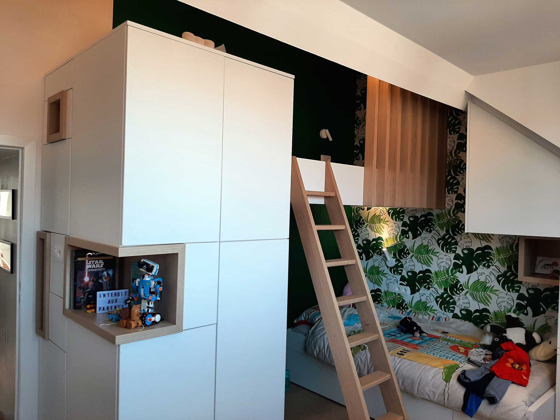 Des lits comme des cabanes dans un duplex à Bruxelles